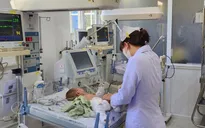 Bé gần 3 tháng tuổi bị bạo hành dã man đã tự thở, có dấu hiệu hồi phục