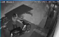 Đập cửa kính siêu thị trộm cắp rồi vái lạy trước khi bỏ đi