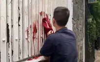 Buộc đối tượng đòi nợ kiểu "khủng bố" phải lau sạch vết tạt sơn trước nhà nạn nhân