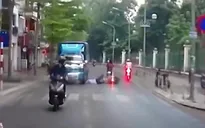 Suýt bị xe tải cán do không làm chủ tay lái