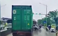 Ô tô con bị đâm trúng khi đi vào điểm mù container