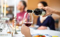 Lý do phụ huynh cần nghĩ kỹ trước khi cho con ở tuổi thanh thiếu niên "nhấp" rượu
