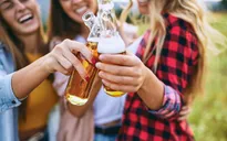 Cách nói chuyện với thanh thiếu niên về việc uống rượu