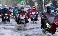 Mưa lớn, nhiều tuyến đường TP Hồ Chí Minh biến thành biển nước