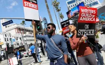 Các nhà biên kịch điện ảnh và truyền hình Hollywood đình công: Ước mơ được trả mức lương đủ sống
