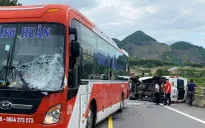 Xe khách tông xe rước dâu trên cao tốc