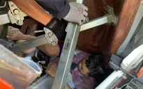 Giải cứu thành công phụ xe kẹt trong cabin xe tải sau tai nạn giao thông