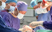 Thay khớp háng toàn phần đồng thời 2 bên cho người bệnh bị tàn phế do bệnh Lupus ban đỏ hệ thống