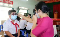 Khám mắt định kỳ cho trẻ để phát hiện sớm cận thị học đường