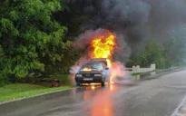 Ô tô phát nổ liên tục ở Venezuela