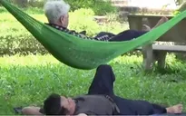 Người lao động vất vả dưới nắng nóng gay gắt