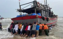 Cứu hộ 2 tàu cá và 8 ngư dân gặp nạn trên biển