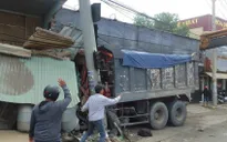 Tài xế mắc kẹt trong cabin sau khi ô tô lao vào nhà dân