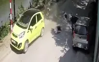 Mở cửa ô tô bất cẩn khiến 2 người đi xe máy thương vong