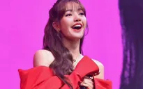 Lisa (BLACKPINK) khoe bờ vai trong thiết kế của Công Trí