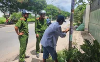 Công an TP. Hồ Chí Minh bắt quả tang nhóm đối tượng dán hàng nghìn quảng cáo ‘bẩn’ mỗi ngày