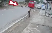 Xe đạp điện cắt ngang đường khiến người đi xe máy ngã sõng soài