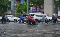 Hà Nội ngập úng nhiều tuyến phố vì mưa lớn sau chuỗi ngày nắng nóng