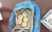 Bắt quả tang du khách nghi vận chuyển trứng động vật hoang dã