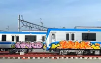 Hai người nước ngoài vẽ bậy lên toa tàu Metro số 1