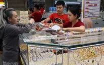 Giá vàng rơi thẳng đứng