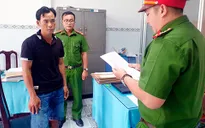 Khởi tố hai cha con tấn công cảnh sát giao thông
