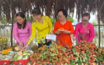 Người dân TP Hồ Chí Minh háo hức đi chợ trái cây "Trên bến dưới thuyền"