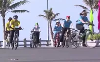 Hơn 400 người diễu hành xe đạp bảo vệ môi trường vịnh Nha Trang