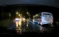 Cẩn trọng lưu thông khi đường ngập nước