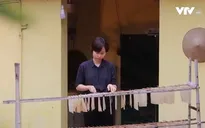 Cô gái bỏ phố về quê làm giấy dó