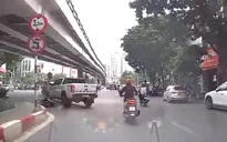Ô tô chuyển hướng bất cẩn cán trúng người đi xe máy