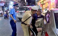 Lái xe taxi "dù" bỏ trốn, nằm ra đường "ăn vạ" gây rối trật tự công cộng
