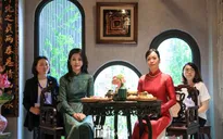 Phu nhân Chủ tịch nước và phu nhân Tổng thống Hàn Quốc xem trình diễn áo dài