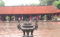 Sĩ tử về Văn Miếu cầu may trước kì thi tốt nghiệp THPT 2023