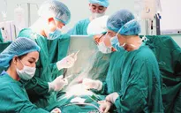 Vỡ tim do xe đổ đè lên ngực, bé trai được cứu sống ngoạn mục