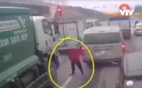 Đi vào điểm mù của xe tải, người phụ nữ bị cuốn vào gầm