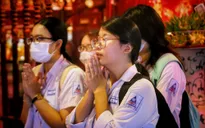 Sĩ tử Hà Nội đến Văn Miếu cầu may mắn trước ngày thi tốt nghiệp THPT 2023