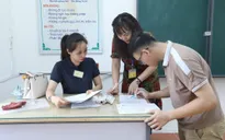 Thầy cô đến tận nhà đưa thí sinh vượt quãng đường ngập sâu đến trường thi