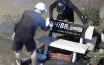 Hàng loạt ghế đá bị xịt sơn quảng cáo cá độ
