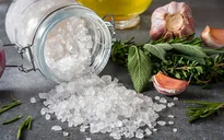 Những nguy hiểm khi ăn quá nhiều muối