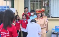Công an phân luồng, phát nước trong Kỳ thi tốt nghiệp THPT 2023