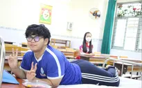 Thí sinh... nằm sấp để hoàn thành bài thi tốt nghiệp THPT 2023