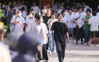 Đình chỉ thi 2 thí sinh chụp ảnh đề thi gửi qua mạng trong môn thi Ngữ Văn và Toán