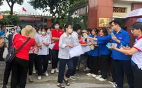 Vui và hạnh phúc khoác lên màu áo xanh tình nguyện ‘tiếp sức’ thí sinh