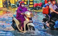 TP Hồ Chí Minh: Nhiều tuyến đường ngập nặng sau mưa lớn, ách tắc kéo dài hàng km