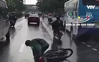 Xe máy phóng nhanh tự gây tai nạn