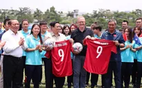Thủ tướng Phạm Minh Chính cùng Thủ tướng Australia Anthony Albanese nhận áo đấu của ĐT nữ Việt Nam