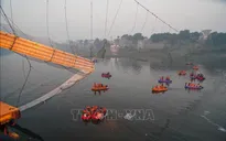 Sập cầu đang xây dựng trên sông Hằng