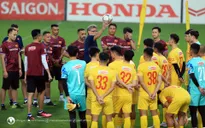 HLV Philippe Troussier rèn quân buổi đầu tiên với lực lượng kết hợp ĐTQG và U23 QG