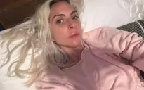 Lady Gaga chia sẻ ảnh selfie không trang điểm trên giường